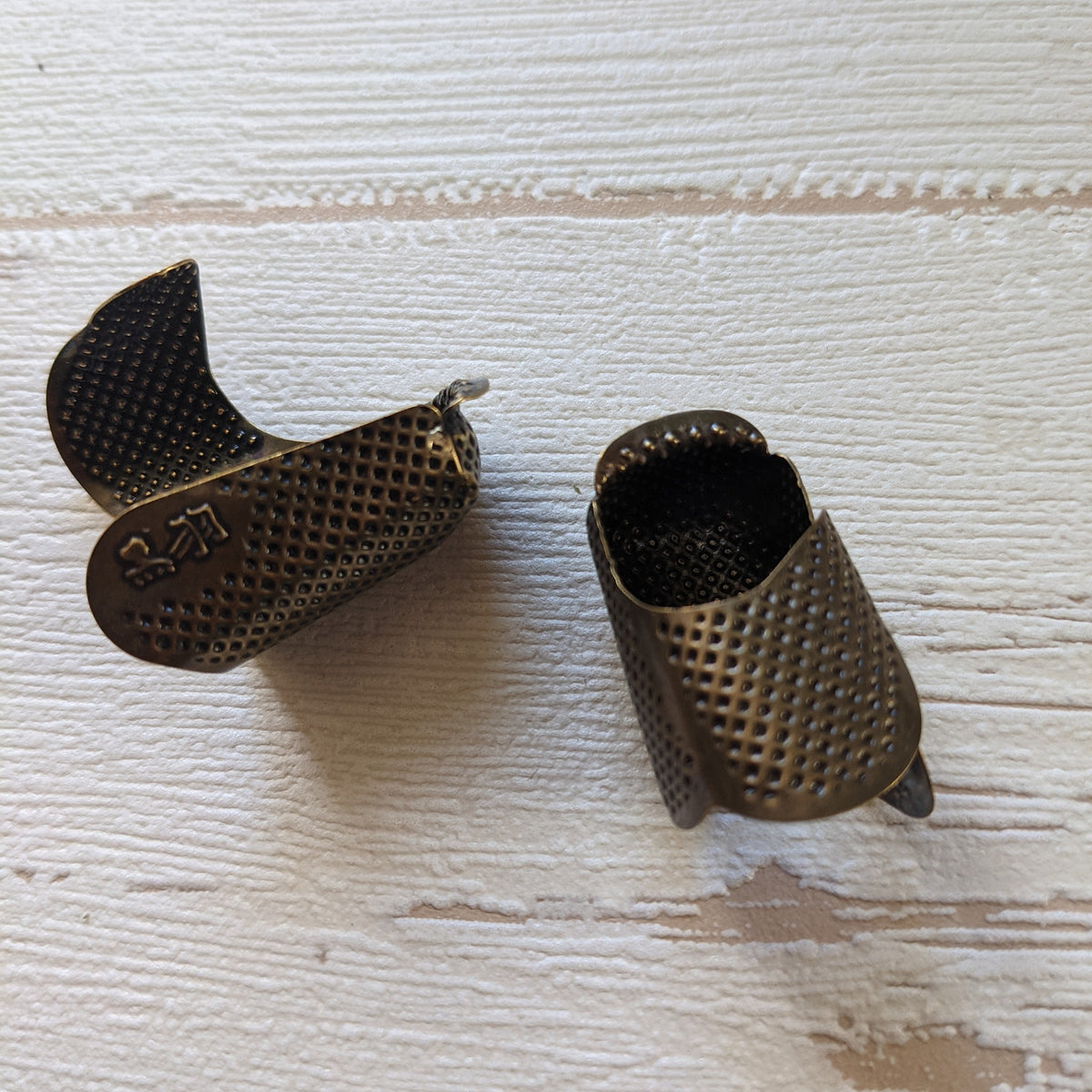 Thimbles and Thimble Cases　指ぬきと指ぬきケース Amazon.com: 8 Pcs Sewing Thimble with Storage Box, Finger
